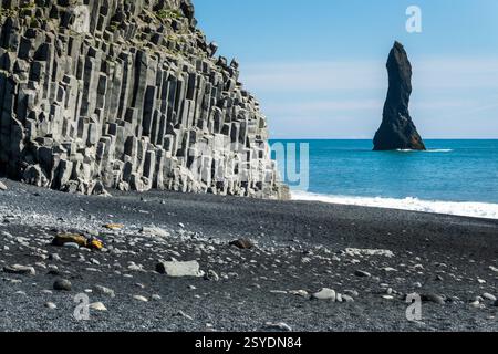 Basaltgesteinsformation am schwarzen Sandstrand von Reynisfjara und der Lavasäule Reynisdrangar bei Vik, Island Stockfoto