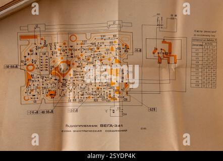 Mikroschaltung für ein altes Funkgerät. Anweisungen zum Anschluss des Transistors. Schema auf Papier, Zeichnung. Vega 341 UdSSR. Um 1980. Altes gelbes Papier. Ukraine, Kiew - 25. Januar 2025 Stockfoto