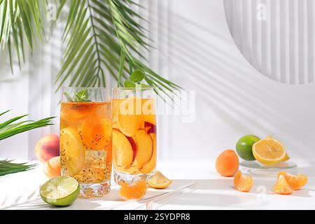 Eiskalte hausgemachte Limonade oder Cocktail mit Minze, Aprikosen, Pfirsichen, Chiasamen und Zitrusfrüchten, Rezept für ein erfrischendes Sommergetränk, Detox Diät und Stockfoto