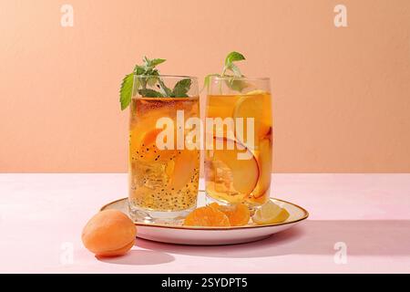 Eiskalte hausgemachte Limonade oder Cocktail mit Minze, Aprikosen, Pfirsichen, Chiasamen und Zitrusfrüchten, Rezept für ein erfrischendes Sommergetränk, Detox Diät und Stockfoto