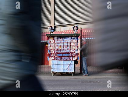 Birmingham, Großbritannien. Februar 2025. Die Fans haben Aston Villa Merchandise vor dem Spiel der fünften Runde des FA Cup in Villa Park, Birmingham, hinter sich gelassen. Der Bildnachweis sollte lauten: Cody Froggatt/Sportimage Credit: Sportimage Ltd/Alamy Live News Stockfoto