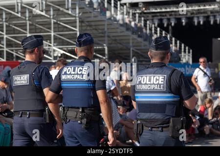 Quimper, Frankreich – 24. Juli 2022: Drei Polizisten der Stadtpolizei patrouillieren während des Cornouaille-Festivals im Stadtzentrum. Stockfoto