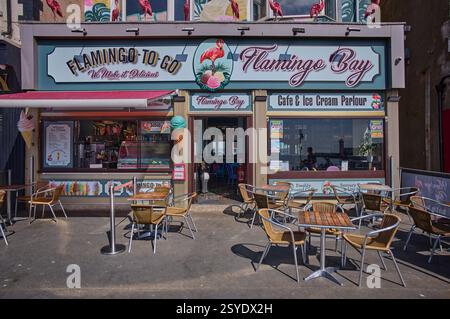 The Flamingo ein farbenfrohes Scarborough Seebad, traditionelle Restaurants am Meer, Cafés, North Yorkshire, England, Großbritannien. Stockfoto