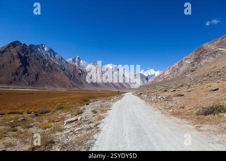 Straße im Zanskar-Tal, Ladakh. Moto reisen in Indien. Schöne abgelegene Straße. Stockfoto