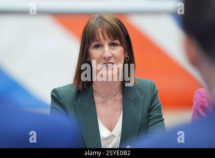 Die Finanzkanzlerin Rachel Reeves veranstaltet einen Rundtisch mit dem Verteidigungssektor bei der RAF Waddington in Lincolnshire. Bilddatum: Freitag, 28. Februar 2025. Stockfoto