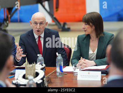 Verteidigungsminister John Healey und Finanzkanzlerin Rachel Reeves veranstalteten einen Rundtisch mit dem Verteidigungssektor bei der RAF Waddington in Lincolnshire. Bilddatum: Freitag, 28. Februar 2025. Stockfoto