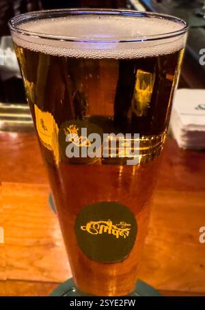 Ein volles Pint Bier an der Bar Stockfoto