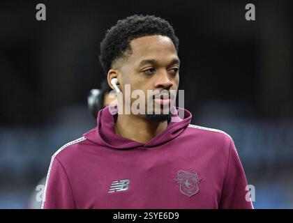 Birmingham, Großbritannien. Februar 2025. Chris Willock von Cardiff City inspiziert das Feld vor dem Spiel der fünften Runde des FA Cup im Villa Park, Birmingham. Der Bildnachweis sollte lauten: Cody Froggatt/Sportimage Credit: Sportimage Ltd/Alamy Live News Stockfoto