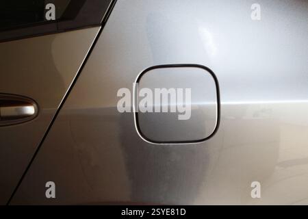 Tankdeckel des Fahrzeugs mit Türgriffausschnitt Stockfoto