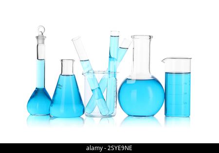 Laborglas mit blauer Flüssigkeit, isoliert auf weiß Stockfoto