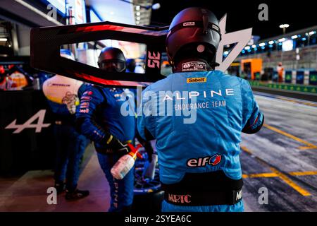 Alpine Endurance Team, Mechaniker, Mecanicien während der, Katar. , . FIA Langstrecken-Weltmeisterschaft vom 25. Bis 28. Februar 2025 auf dem Losail International Circuit in Lusail, Katar – Foto Julien Delfosse/DPPI Credit: DPPI Media/Alamy Live News Stockfoto