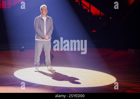 Köln, Deutschland. Februar 2025. Knossi, Webvideoproduzent, ist in der RTL-Tanzshow „Let's Dance“ im Coloneum. Quelle: Rolf Vennenbernd/dpa/Alamy Live News Stockfoto