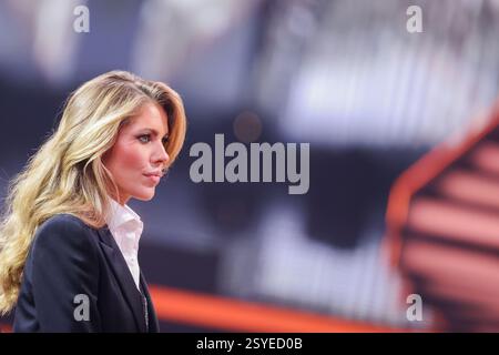 Köln, Deutschland. Februar 2025. Die Moderatorin Victoria Swarovski steht in der RTL-Tanzshow „Let's Dance“ im Coloneum. Quelle: Rolf Vennenbernd/dpa/Alamy Live News Stockfoto