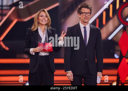 Köln, Deutschland. Februar 2025. Die Moderatoren Daniel Hartwich (r) und Victoria Swarovski stehen in der RTL-Tanzshow „Let's Dance“ im Coloneum. Quelle: Rolf Vennenbernd/dpa/Alamy Live News Stockfoto