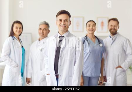 Glücklicher Männlicher Arzt Mit Krankenhaus-Team Im Büro Stockfoto