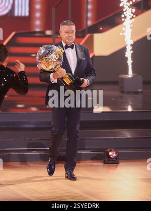 Köln, Deutschland. Februar 2025. Joachim Llambi, Jurymitglied, überreicht die Trophäe in der RTL-Tanzshow „Let's Dance“ im Koloneum. Quelle: Rolf Vennenbernd/dpa/Alamy Live News Stockfoto