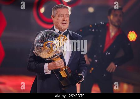 Köln, Deutschland. Februar 2025. Joachim Llambi, Jurymitglied, überreicht die Trophäe in der RTL-Tanzshow „Let's Dance“ im Koloneum. Quelle: Rolf Vennenbernd/dpa/Alamy Live News Stockfoto
