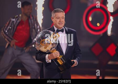 Köln, Deutschland. Februar 2025. Joachim Llambi, Jurymitglied, überreicht die Trophäe in der RTL-Tanzshow „Let's Dance“ im Koloneum. Quelle: Rolf Vennenbernd/dpa/Alamy Live News Stockfoto