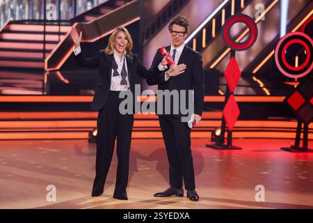 Köln, Deutschland. Februar 2025. Die Moderatoren Daniel Hartwich (r) und Victoria Swarovski stehen in der RTL-Tanzshow „Let's Dance“ im Coloneum. Quelle: Rolf Vennenbernd/dpa/Alamy Live News Stockfoto