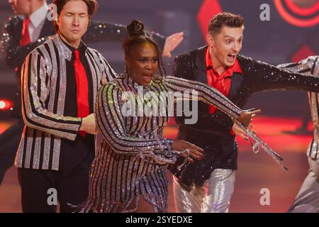 Köln, Deutschland. Februar 2025. Motsi Mabuse (M), Jurymitglied, tanzt in der RTL-Tanzshow „Let's Dance“ im Koloneum. Quelle: Rolf Vennenbernd/dpa/Alamy Live News Stockfoto