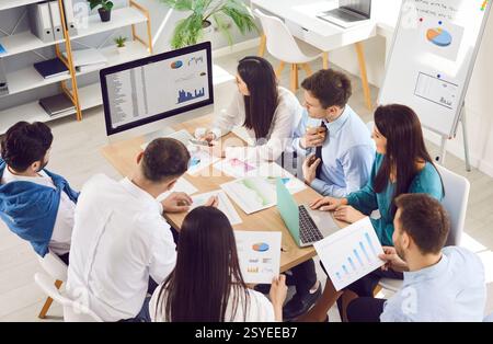 Geschäftskollegen, Die Im Büro Mit Computern Und Papieren Arbeiten Stockfoto