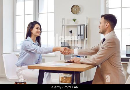 Hand schütteln gelungenes Lächeln, junger Geschäftskandidat beim Meeting, Glückwunsch Stockfoto