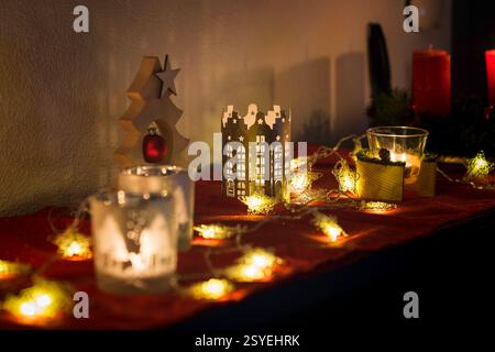 Festliche Weihnachtslichter und Dekoration mit Kerzenschein Stockfoto