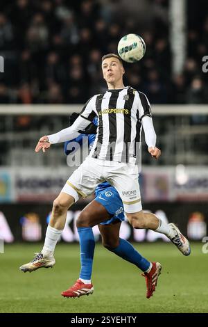 Charleroi, Belgien. Februar 2025. Charlerois Daan Heymans in Aktion während eines Fußballspiels zwischen Sporting Charleroi und KRC Genk am Freitag, den 28. Februar 2025 in Charleroi, am 28. Tag der Saison 2024-2025 der ersten Liga der „Jupiler Pro League“ der belgischen Meisterschaft. BELGA FOTO BRUNO FAHY Credit: Belga News Agency/Alamy Live News Stockfoto