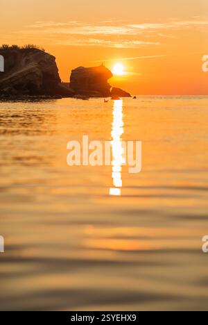 Aus der Vogelperspektive Sonnenuntergang Himmel, wunderschöner leichter Sonnenuntergang oder Sonnenaufgang über dem Meer Stockfoto