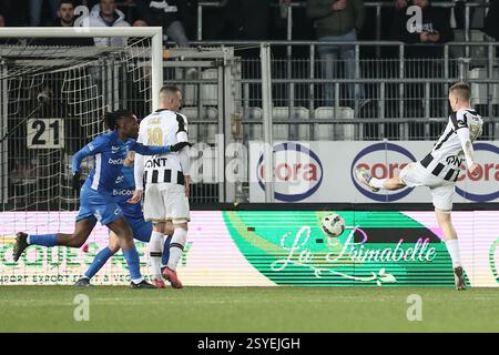Charleroi, Belgien. Februar 2025. Charlerois Daan Heymans in Aktion während eines Fußballspiels zwischen Sporting Charleroi und KRC Genk am Freitag, den 28. Februar 2025 in Charleroi, am 28. Tag der Saison 2024-2025 der ersten Liga der „Jupiler Pro League“ der belgischen Meisterschaft. BELGA FOTO BRUNO FAHY Credit: Belga News Agency/Alamy Live News Stockfoto