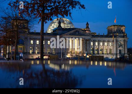 Berlin, Deutschland. Februar 2025. Der Reichstag spiegelt sich auf dem Dach eines Autos. Quelle: Hauke Schröder/dpa/Alamy Live News Stockfoto