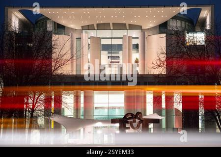 Berlin, Deutschland. Februar 2025. Autos fahren am Bundeskanzleramt vorbei. Quelle: Hauke Schröder/dpa/Alamy Live News Stockfoto