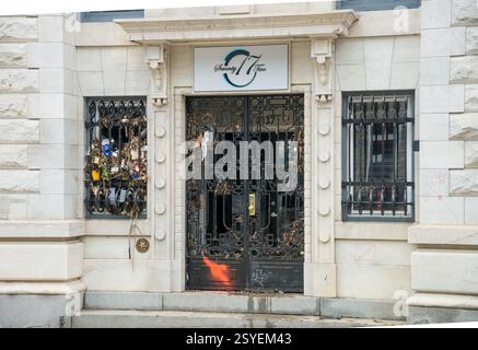 Shop in der Main Street – 2016 wurde ein Laden namens The Vintage Vault and Gallery in einer alten Bank erbaut. Siehe 2016 Rahmen Nr. 8238 Stockfoto