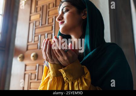Junge muslimische Frau betet Stockfoto