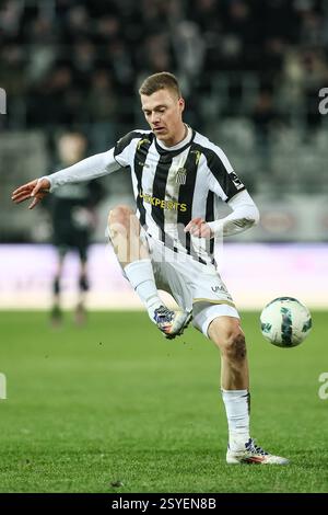 Charleroi, Belgien. Februar 2025. Charlerois Daan Heymans in Aktion während eines Fußballspiels zwischen Sporting Charleroi und KRC Genk am Freitag, den 28. Februar 2025 in Charleroi, am 28. Tag der Saison 2024-2025 der ersten Liga der „Jupiler Pro League“ der belgischen Meisterschaft. BELGA FOTO BRUNO FAHY Credit: Belga News Agency/Alamy Live News Stockfoto