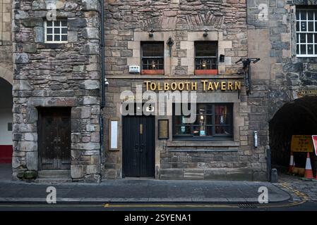 Außenansicht der Tolbooth Tavern, einem Amosphären-Pub in einem angeblich verwunschenen Gebäude aus dem 16. Jahrhundert in Canongate, Edinburgh, Schottland, Großbritannien. Stockfoto