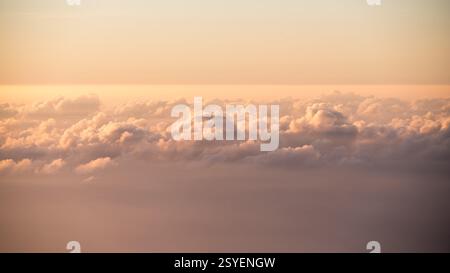 Luftaufnahme der Wolkenlandschaft bei Sonnenuntergang Stockfoto
