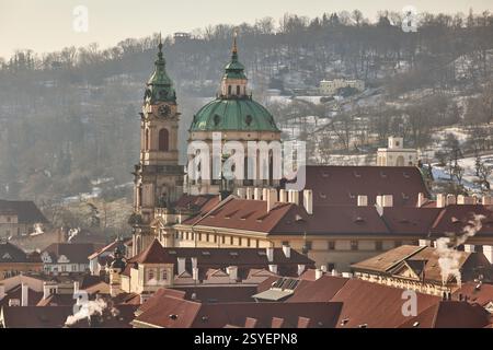 Prag, Hauptstadt Tschechien, Blick von der Skyline der Prager Burg und der Nikolaikirche Stockfoto
