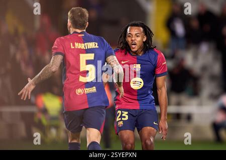 BARCELONA, SPANIEN - 25. FEBRUAR: Inigo Martinez vom FC Barcelona erzielt das dritte Tor ihrer Mannschaft mit Lis Teamkollege Jules Kounde vom FC Barcelona Stockfoto