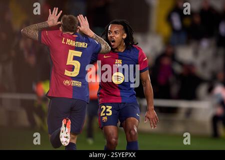 BARCELONA, SPANIEN - 25. FEBRUAR: Inigo Martinez vom FC Barcelona erzielt das dritte Tor ihrer Mannschaft mit Lis Teamkollege Jules Kounde vom FC Barcelona Stockfoto