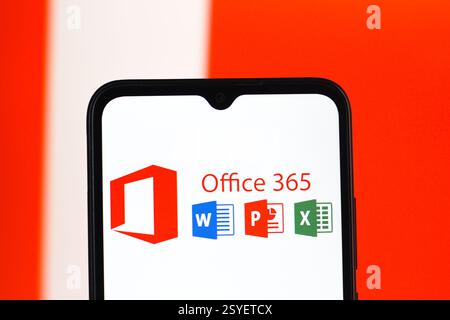 In dieser Abbildung wird das Microsoft Office 365-Logo auf einem Smartphone-Bildschirm angezeigt. Stockfoto