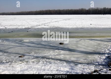 Nicht exklusiv: Eisbedeckter Fluss Dnipro, Ukraine, am 28. Februar 2025 (Foto: Mykola Miakshykov/Ukrinform) Stockfoto