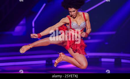 Köln, Deutschland. Februar 2025. Marie Mouroum, Stuntwoman, tanzt in der RTL-Tanzshow „Let's Dance“ im Coloneum. Quelle: Rolf Vennenbernd/dpa/Alamy Live News Stockfoto