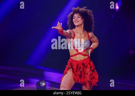 Köln, Deutschland. Februar 2025. Marie Mouroum, Stuntwoman, tanzt in der RTL-Tanzshow „Let's Dance“ im Coloneum. Quelle: Rolf Vennenbernd/dpa/Alamy Live News Stockfoto
