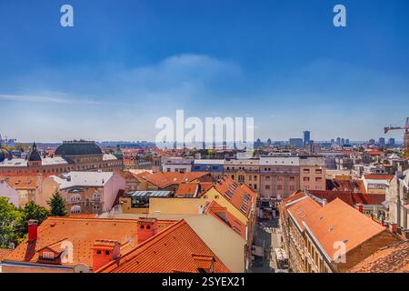 Panorama des Stadtzentrums, Zagreb Hauptstadt von Kroatien, mit Postgebäuden, Museen und Kathedrale in der Ferne. Blick von oben von Kula Lotrs Stockfoto