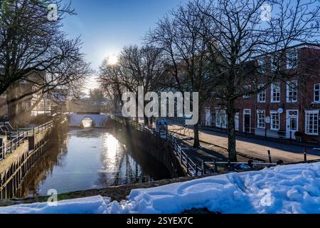 Das Fischerdorf Greetsiel, Gemeinde Krummhörn, das alte Schleusentor, im Winter Niedersachsen, Deutschland Stockfoto