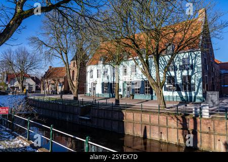 Das Fischerdorf Greetsiel, Gemeinde Krummhörn, das alte Schleusentor, im Winter Hotel Restaurant hohes Haus, Niedersachsen, Deutschland Stockfoto