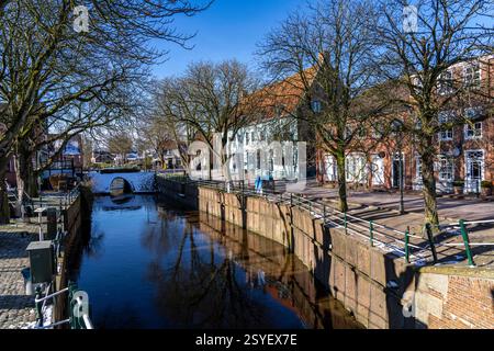Das Fischerdorf Greetsiel, Gemeinde Krummhörn, das alte Schleusentor, im Winter Hotel Restaurant hohes Haus, Niedersachsen, Deutschland Stockfoto
