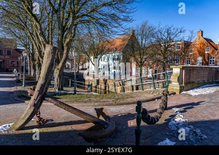 Das Fischerdorf Greetsiel, Gemeinde Krummhörn, das alte Schleusentor, im Winter Hotel Restaurant hohes Haus, Niedersachsen, Deutschland Stockfoto