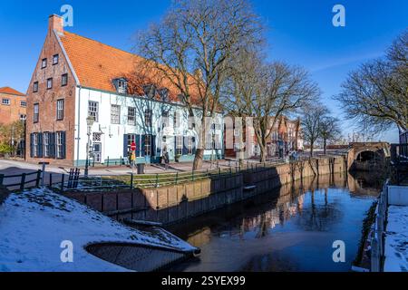 Das Fischerdorf Greetsiel, Gemeinde Krummhörn, das alte Schleusentor, im Winter Hotel Restaurant hohes Haus, Niedersachsen, Deutschland Stockfoto